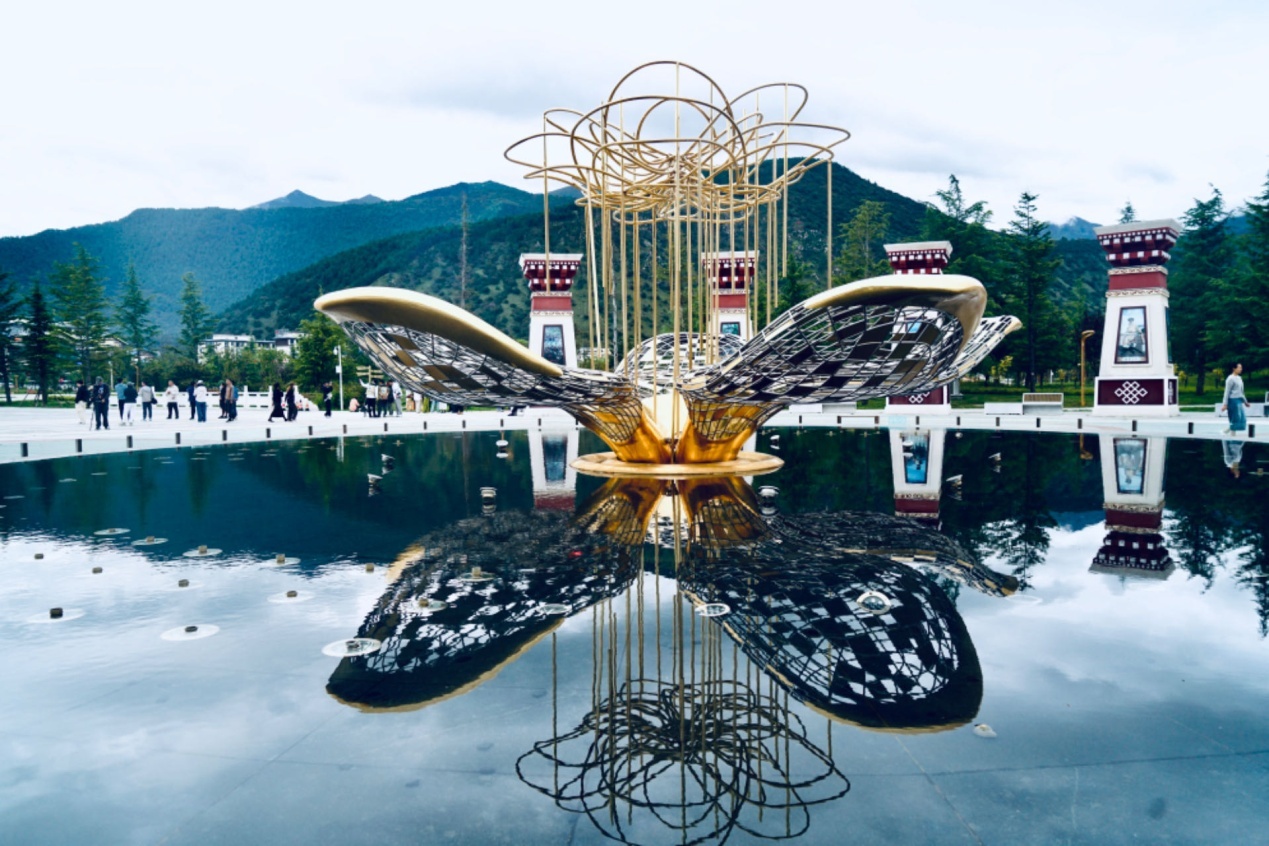 工布公園里的桃花主題雕塑——萬樹桃花。人民網(wǎng)記者 益西康珠攝