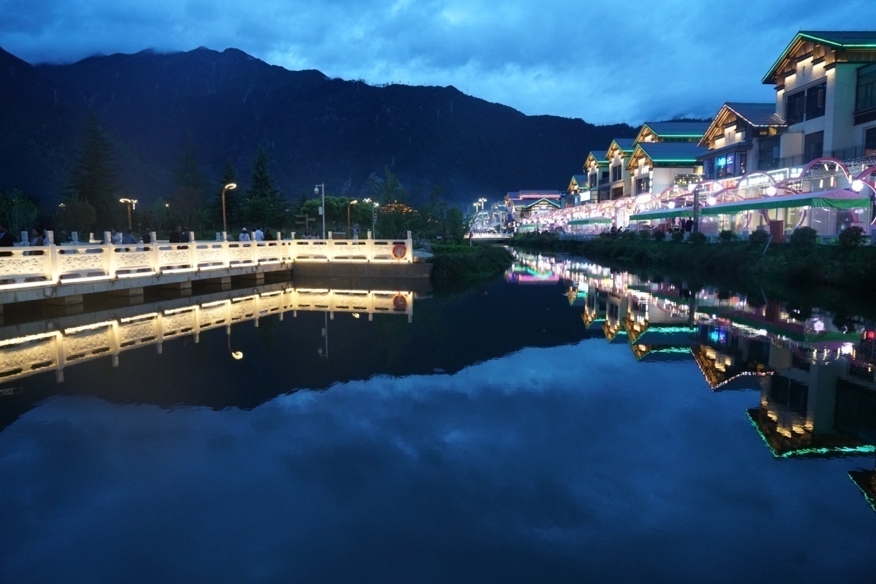 工布公園的夜景。人民網(wǎng)記者 益西康珠攝