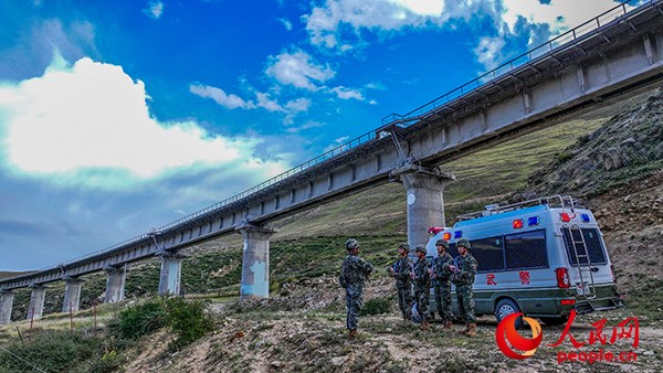 武警西藏總隊(duì)拉薩支隊(duì)執(zhí)勤八大隊(duì)官兵進(jìn)行護(hù)路演練以應(yīng)對突發(fā)情況。張磊 攝