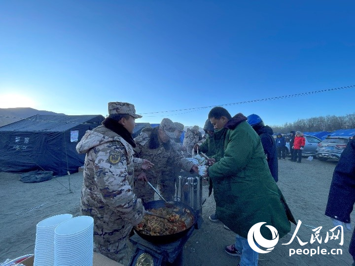 子弟兵為受災(zāi)群眾分發(fā)早餐。人民網(wǎng)記者 郝潔攝