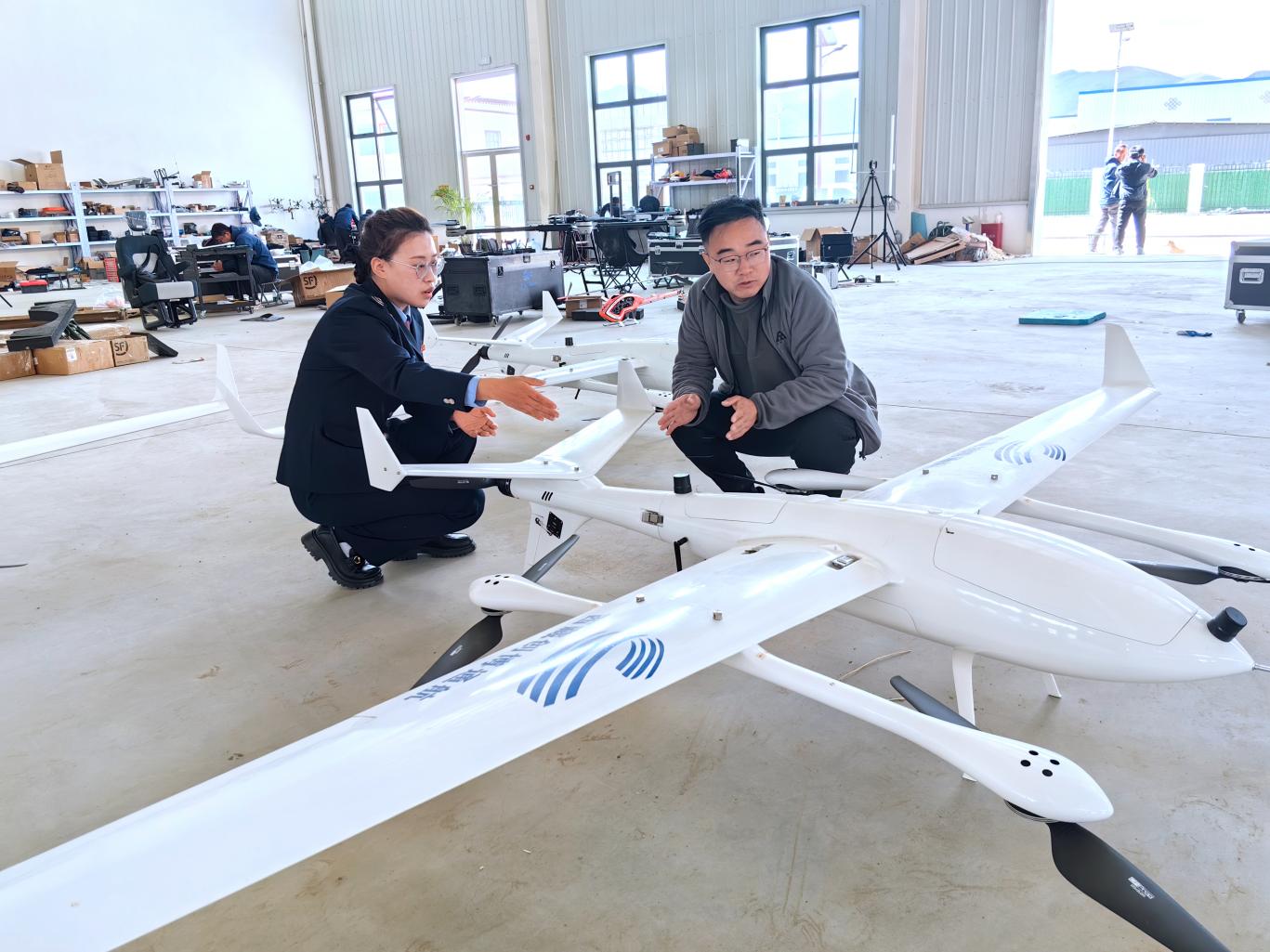 創(chuàng)博通航工作人員向稅務干部介紹無人機情況。曲麗攝