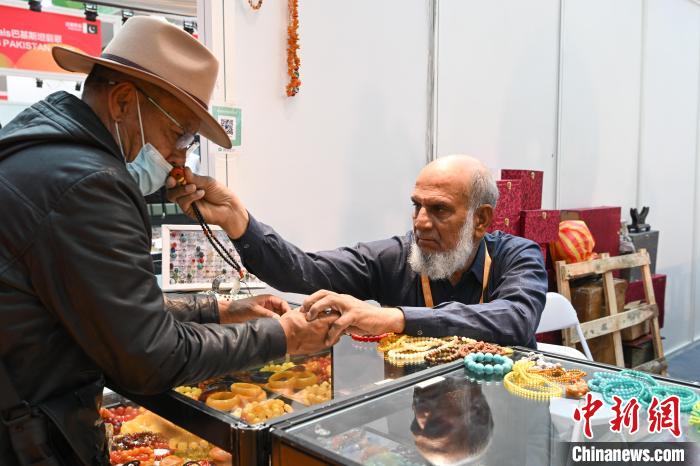 西藏拉薩:進(jìn)口商品展覽會(huì)家門(mén)口暢享國(guó)際購(gòu)物盛宴