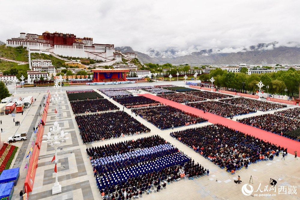 熱烈慶祝西藏自治區(qū)成立60周年大會(huì)現(xiàn)場(chǎng)。索朗旺久攝
