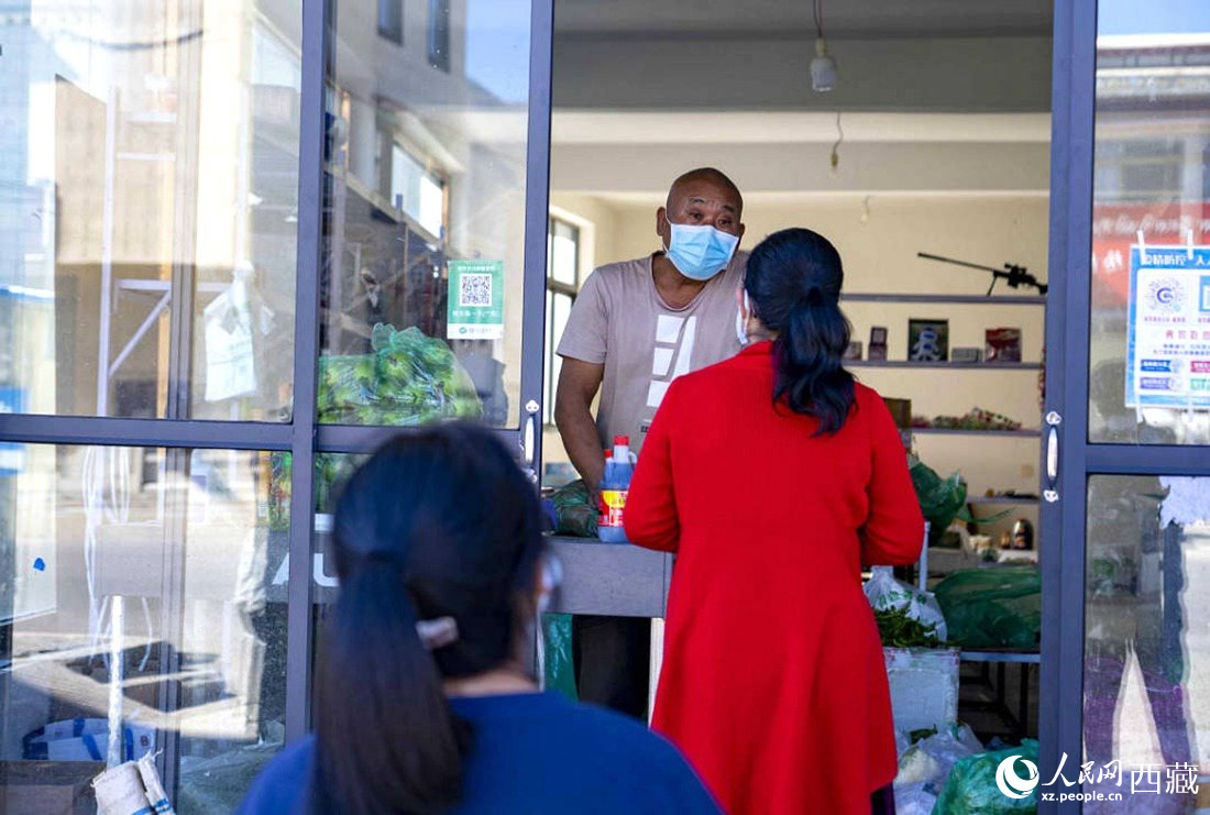 市民們有序排隊(duì)購買早餐。人民網(wǎng) 次仁羅布攝