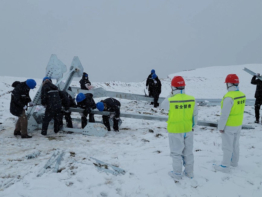 9月13日，電力施工人員正在對改造工器具進行清點和組裝。秦鐘攝