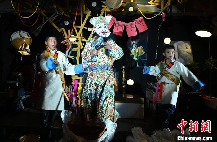 圖為由少兒表演的藏戲在公開場合演出。資料圖 趙朗 攝