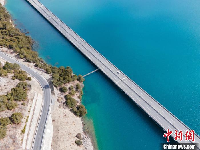 圖為西藏林拉高等級公路多布湖段風(fēng)光?！〗w波 攝