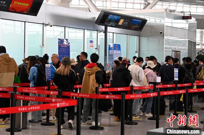 圖為“五一”期間，拉薩貢嘎機場旅客密集出行?！≡黝D珠 攝