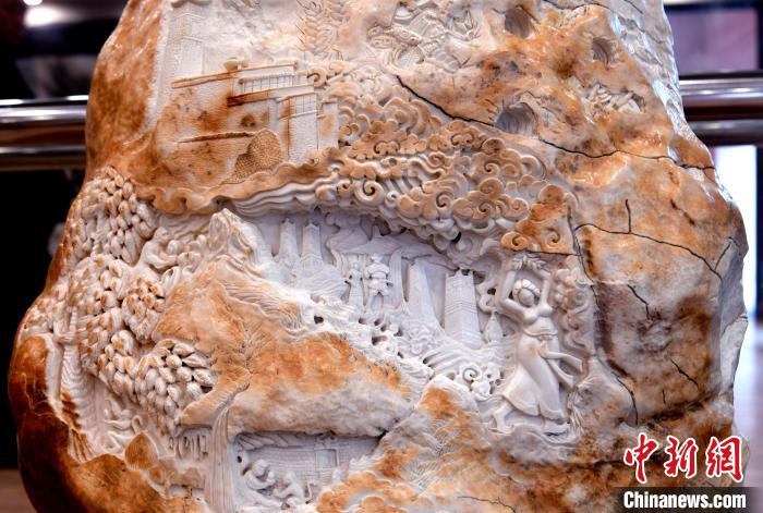 圖為5月16日，展覽中的漢白玉雕作品《猴子變?nèi)恕??！±盍?攝