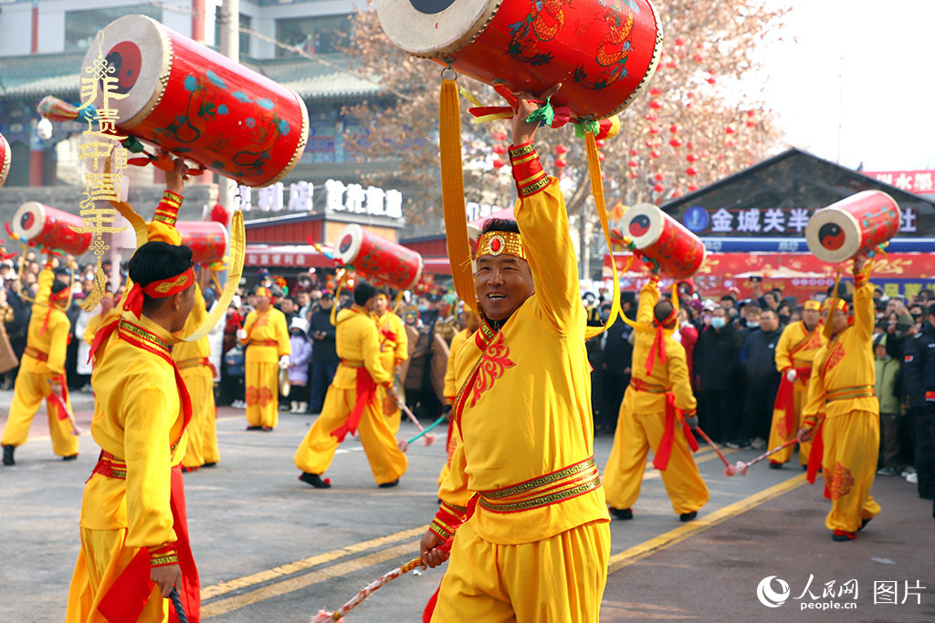 2025年1月29日，蘭州太平鼓、舞獅、軍儺、秦腔等精彩的蘭州市經(jīng)典非物質(zhì)文化遺產(chǎn)代表性項(xiàng)目在金城關(guān)黃河文化旅游街區(qū)廣場集中亮相。人民網(wǎng)記者 焦隆攝
