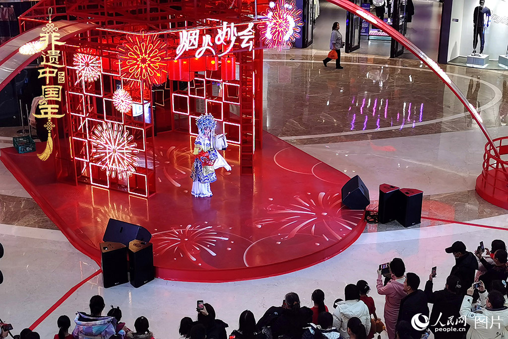 2025年1月29日，大年初一，吉林省京劇團(tuán)亮相長春“煙火妙會”，演員們用的精湛技藝，為市民呈上一場韻味悠長的視聽盛宴，一招一式盡顯京劇魅力?，F(xiàn)場還進(jìn)行了京劇知識科普，讓傳統(tǒng)文化在互動中 “活” 起來，為新春佳節(jié)增添了一抹濃厚的文化底色 。人民網(wǎng)記者 王帝元攝