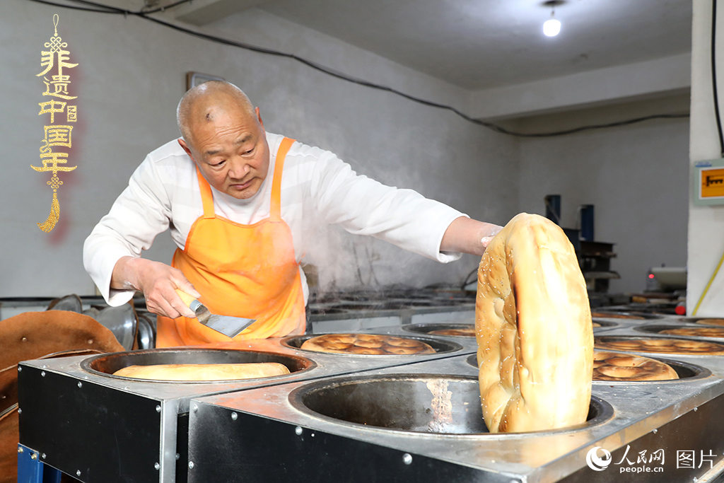 2025年1月23日，山東省臨沂市莒南縣一家傳統(tǒng)大餅作坊內(nèi)，師傅們正忙著烤制當(dāng)?shù)厝舜汗?jié)期間家家戶戶必備的、金黃誘人的莒南大餅。人民網(wǎng)記者 劉祺攝