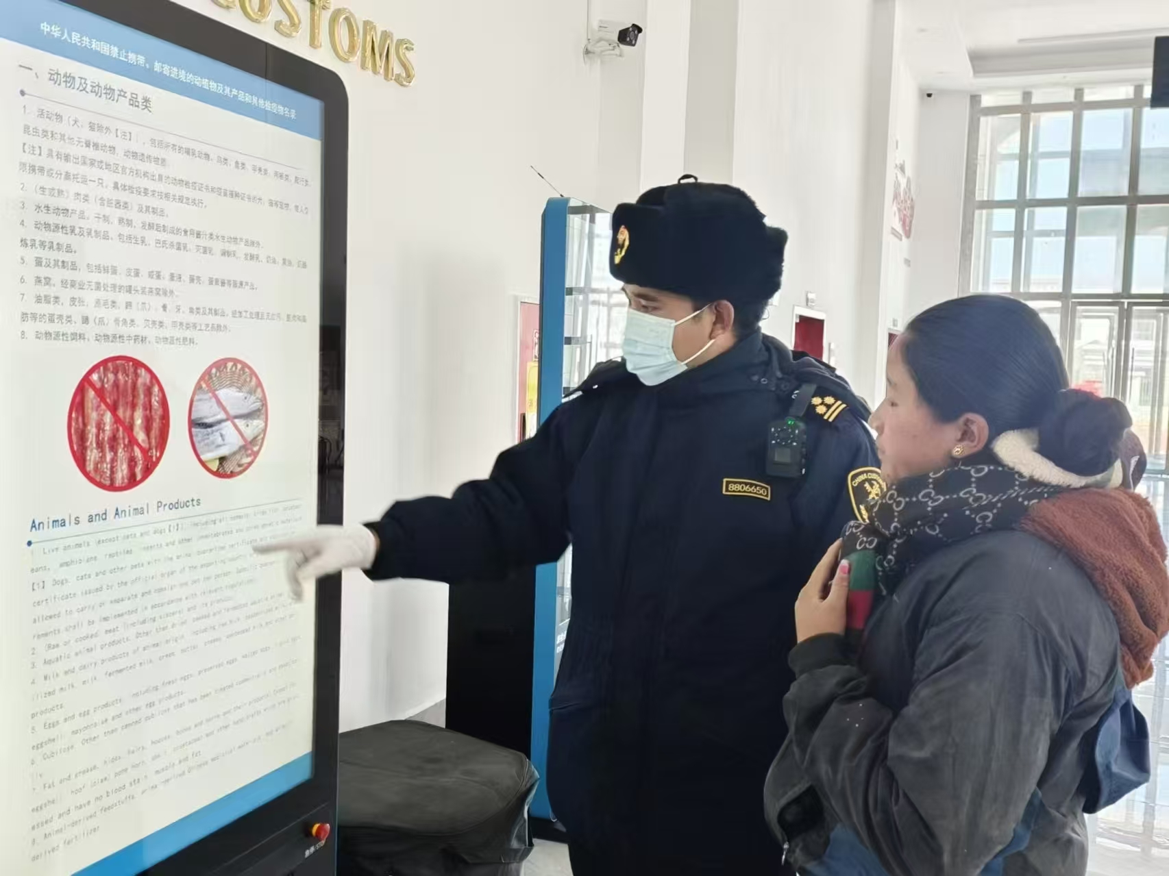 海關關員對入境邊民進行禁止攜帶、郵寄進境動植物及其產(chǎn)品解讀。次旺久美攝