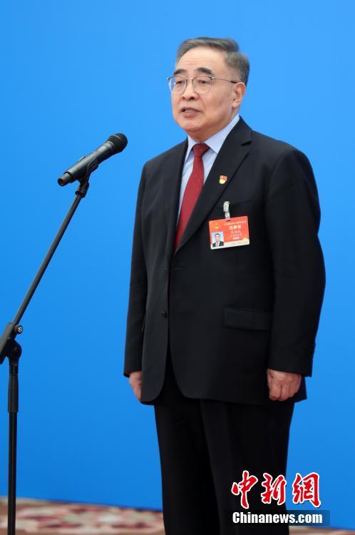 3月8日，第十三屆全國人民代表大會第四次會議舉行第二場“代表通道”采訪活動。圖為全國人大代表張伯禮通過網(wǎng)絡(luò)視頻方式接受采訪。 <a target='_blank' ><p  align=