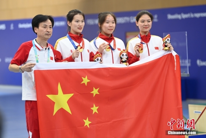 8月1日，第31屆世界大學(xué)生夏季運(yùn)動(dòng)會(huì)女子25米手槍團(tuán)體決賽在四川成都舉行，中國隊(duì)獲得冠軍。圖為中國隊(duì)選手熊亞瑄(左二)、林雅茜(右二)、王珂怡(右一)等站在領(lǐng)獎(jiǎng)臺(tái)上合影。<a target='_blank' href='/'><p  align=